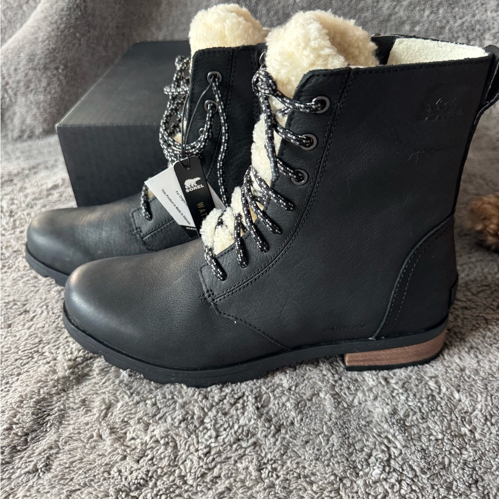 Sorel Emelie Short Lace Cozy Black Winter Boots with Cream Lining